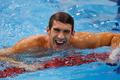 Americký plavec Michael Phelps se raduje z vítězství ve štafetě na 4x200 metrů během OH 2012 v Londýně.