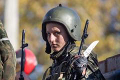 Separatistická vojákyně před doněckým letištěm.