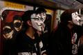 Demonstranti s maskami v hongkongském metru.
