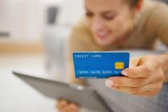 E-shop, internetový obchod, online nakupování, platební karta, PC, počítač, ilustrační foto