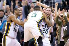 Utah Jazz: radost hráčů - Gordon Hayward (20), Trey Burke (3), Alec Burks (10)