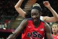 Americká basketbalistka Tina Charlesová se probojovává ke koši v utkání skupiny A s Českou republikou na OH 2012 v Londýně.