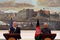 Americký prezident obrany Chuck Hagel a afghánská prezident Ašraf Ghaní.