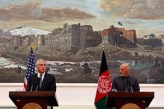 Americký prezident obrany Chuck Hagel a afghánská prezident Ašraf Ghaní.