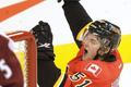 Český hokejista Roman Horák z Calgary Flames slaví svůj první gól v NHL v utkání s Coloradem Avalanche v sezóně 2011/12.