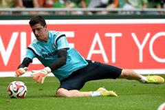 Alexis Sánchez sráží Thibauta Courtoise