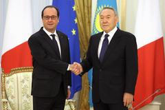 French President Hollande shakes hands with his Kazakh counterpart Nazarbayev in Astana