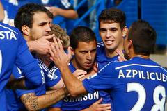 Hazard oslavuje se spoluhráči gól do sítě Arsenalu