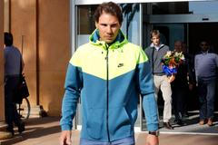 Nadal už je po operaci, před nemocnicí podepisoval autogramy