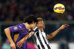 Kingsley Coman z Juventusu a Matias Fernandez z Fiorentiny v souboji