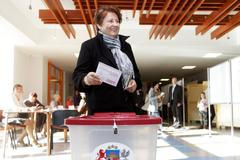 Lotyšská premiérka Laimdota Straujumaová při volbách 2014