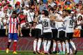 Hráči Valencie se radují z branky v síti Atlética