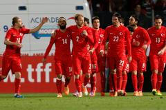 Turci slaví gól v síti Švédska