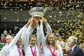 České tenistky slaví vítězství ve Fed Cupu 2012 nad Srbkami.