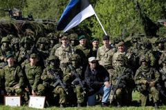 Estonský prezident Hendrik Ilves s estonskými a britskými vojáky.