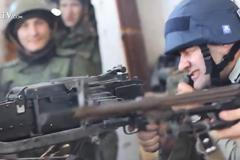 Michail Porečenkov střílí na ukrajinské vojáky