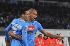 Inler a Callejon slaví gól Neapole