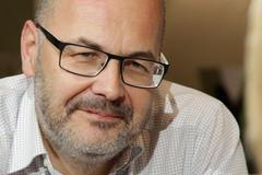 Ve skříni smrdí nový kostlivec, glosuje dobu režisér Morávek