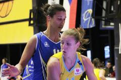 Basketbalistka ZVVZ USK Praha Kateřina Elhotová (vpravo) v utkání 1. kola Evropské ligy proti Salamance.