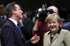 Cameron s Merkelovou na summitu v Bruselu