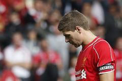 Smutný Gerrard v dresu Liverpoolu po utkání v Premier League