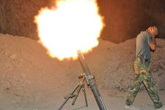 Iráčtí vojáci ostřelují pozice Islámského státu nedaleko Bagdádu.