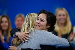 Petra Kvitová a Li na se objímají poté, co Číňanka ukončila kariéru