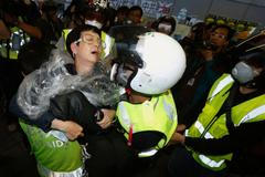 Střety demonstrantů s policisty v Hongkongu - 1. prosince