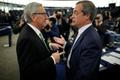 Jean-Claude Juncker hovoří s euroskeptikem Nigelem Faragem.