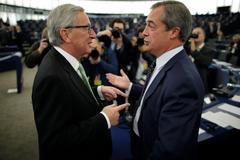 Jean-Claude Juncker hovoří s euroskeptikem Nigelem Faragem.