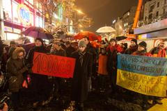 Sto tisíc podpisů z Václaváku na Hrad