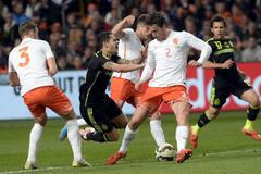 Nizozemsko-Španělsko: Stefan de Vrij (3) a Darryl Janmaat (2) - Vitolo