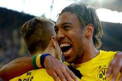 Aubameyang a Reus slaví gól Dortmundu