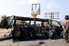 Zničená dodávka v Adenu.
