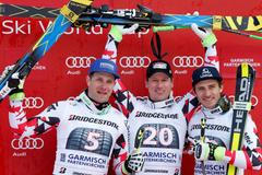 Druhý Romed Baumann, vítězný Hannes Reichelt a třetí Matthias Mayer slaví po rakouském úspěchu ve sjezdu SP v Garmisch-Partenkirchenu