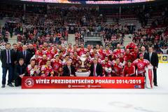 Třinec prohrál, ale po zápase bral Prezidentský pohár