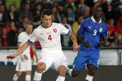 Fotbal, Česko - Itálie: Marek Suchý - Mario Balotelli