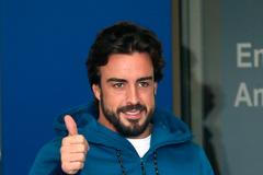 Fernando Alonso opouští kliniku v Barceloně, kde byl na pozorování po nedělní havárii při testech.