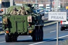 Američtí vojáci přijíždějí do ruzyňských kasáren