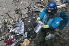 Francouzský vyšetřovatel na místě nehody Airbusu A320 poblíž Seyne-les-Alpes.