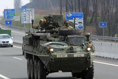 Americký vojenský konvoj projíždí Českem