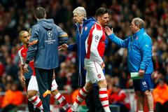Football: Arsenal's Olivier Giroud is substituted for Theo Walcott  as manager Arsene Wenger looks on