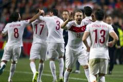 Kvalifiakce ME, Nizozemsko-Turecko: Caner Erkin (druhý zprava) slaví gól v síti Nizozemska