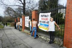 Foto: Na plotě ruské ambasády zavlála vlajka Ukrajiny