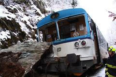 Obrazem: Vlak narazil na Semilsku do skály, devět zraněných