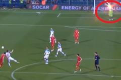 Ohnivý útok na Igora Akinfejeva při kvalifikaci o Euro 2016