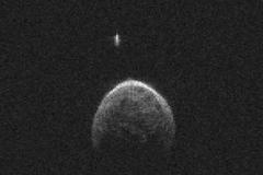 Asteroid a malý měsíc