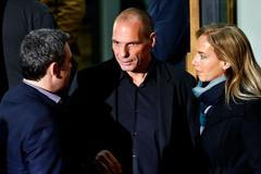 Jannis Varufakis (uprostřed).