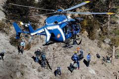 Foto: Bez lan to nejde. Mrtvé z airbusu hledají horolezci