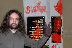 Na Biľakův pomník budeme lít barvu pořád, říká výtvarník